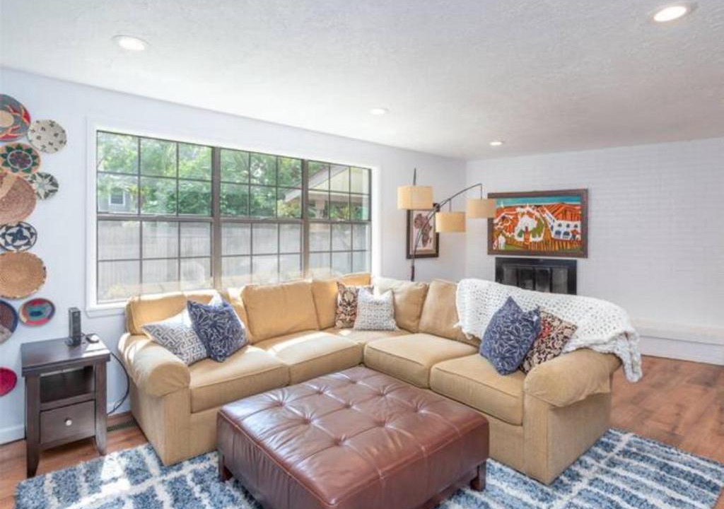 Southeast Boise House | Experience Nirvana with artwork collections from around the globe Located in Lakewood neighborhood in SE Boise next to a park, Minutes from Bown Crossing and the Boise River, 10 minutes to downtown, 4 beds, sleeps 8, pets welcome in large fenced in yard