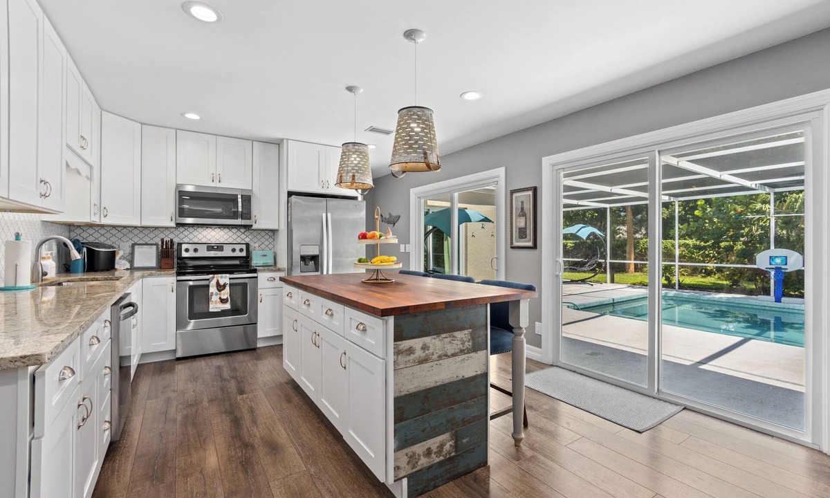 Bradenton House | Family Retreat/Large Saltwater Pool/Firepit!