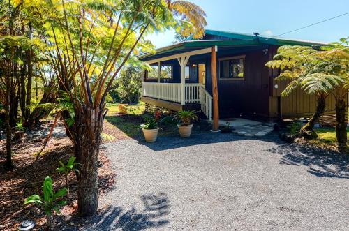 Mountain View Apartment | 'Fern Cottage' Island Escape with Rainforest View!