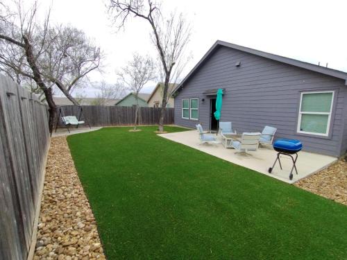 Southside House | Fun Games and Spacious 4BR House 3 ML to Lackland AFB close to SeaWorld