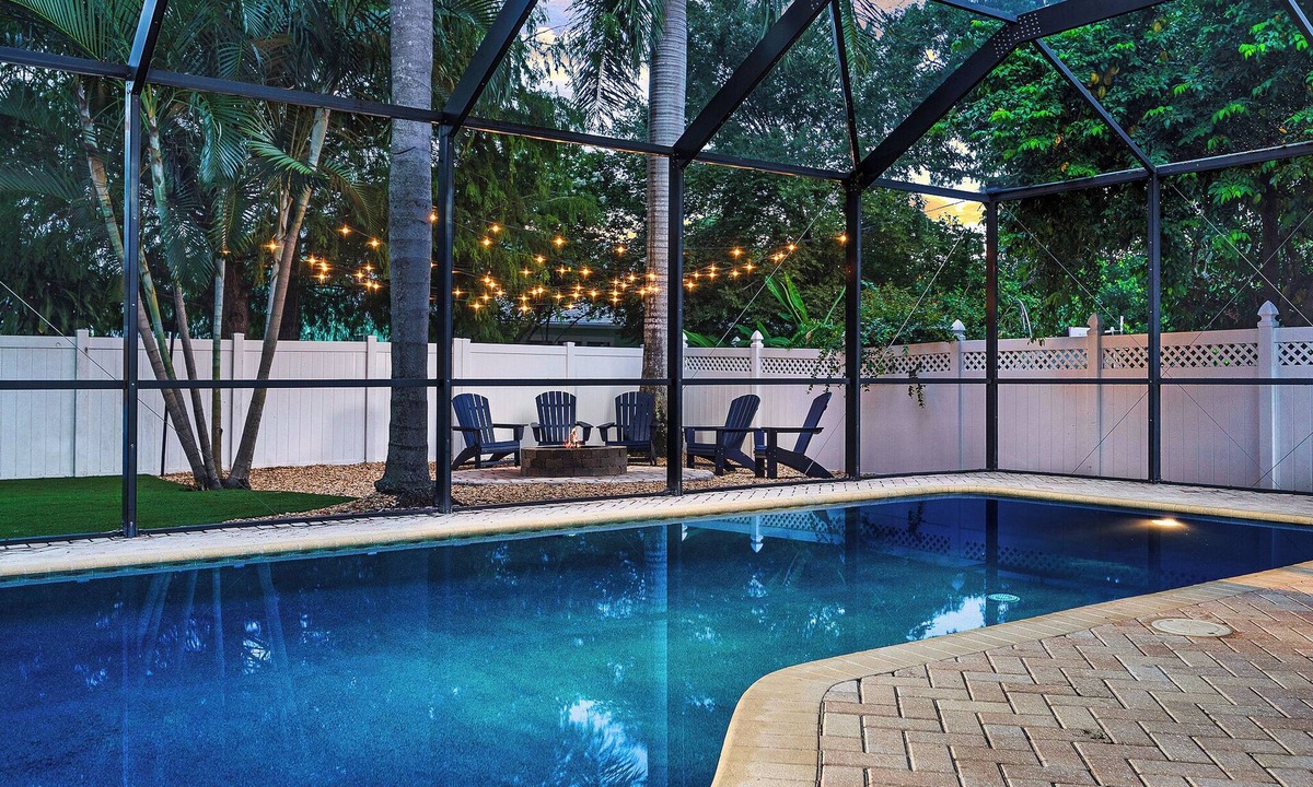 Seminole House | Fun Place: 20+ Games, Pool, Putt-Putt, Game room, Fire pit, 5 Min to Beach