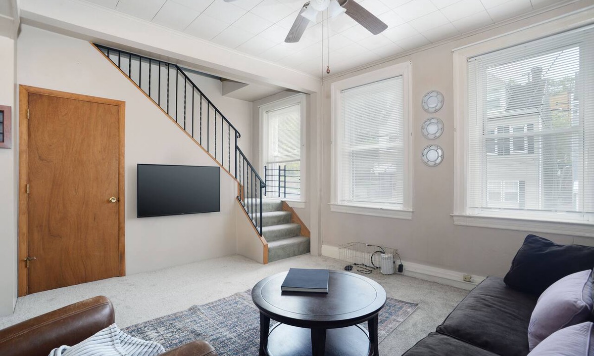 Pittsburgh Apartment | Great Apartment w/Views. Close to Hospitals and Attractions!