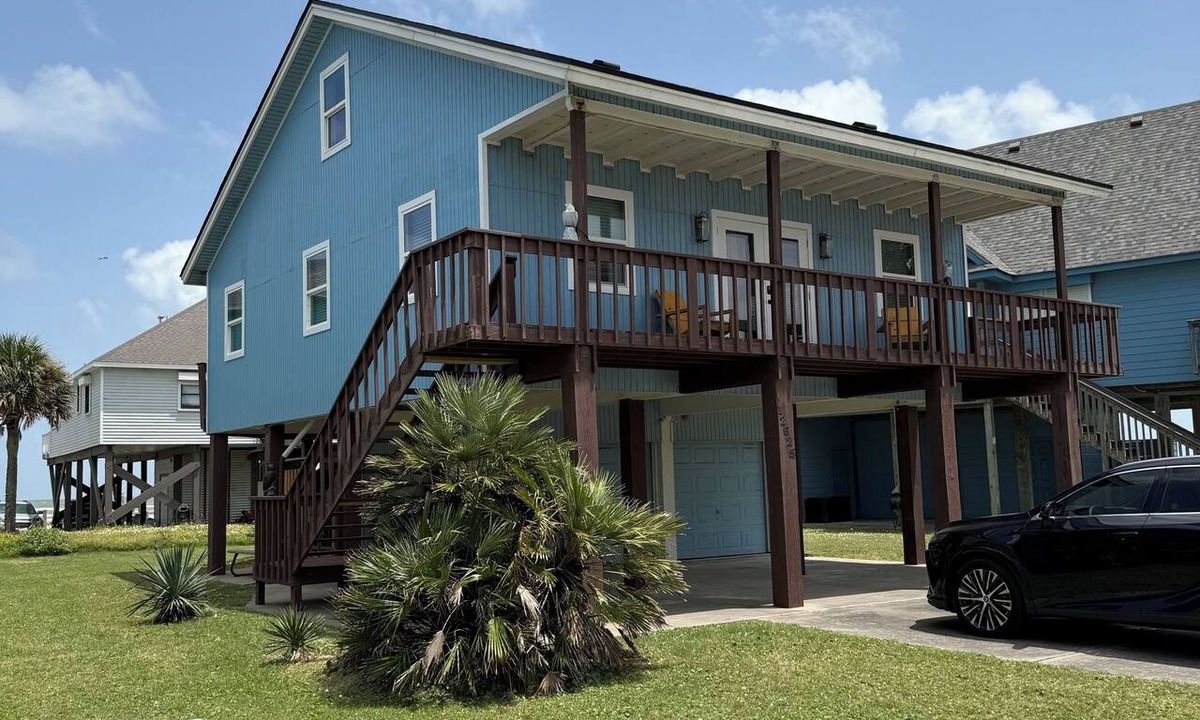Spanish Grant House | Great beach house just steps from the beach!
