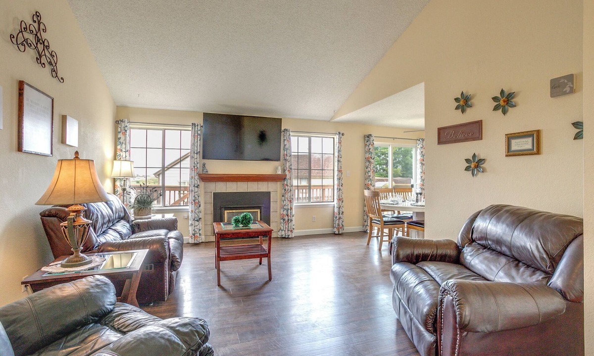 Thornton House | Grill, Fireplace & Fenced-In Yard: Thornton Home!