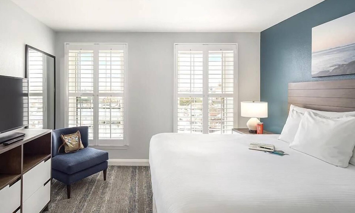 Yachting Village Resort | HARBOR FRONT Resort on Thames St close to Shops & Bars!