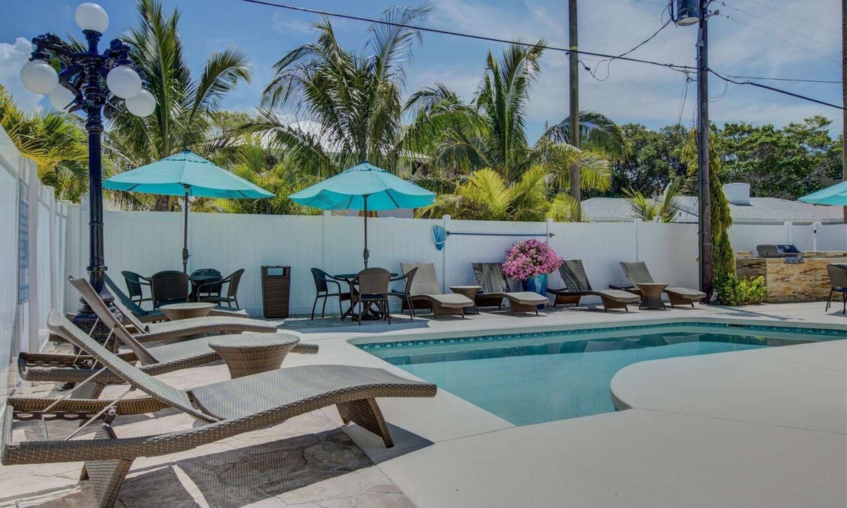 Siesta Key Village Condo | Heart of Siesta Key Village, Walk to Beach, Heated Pool, Comes with Beach Gear!
