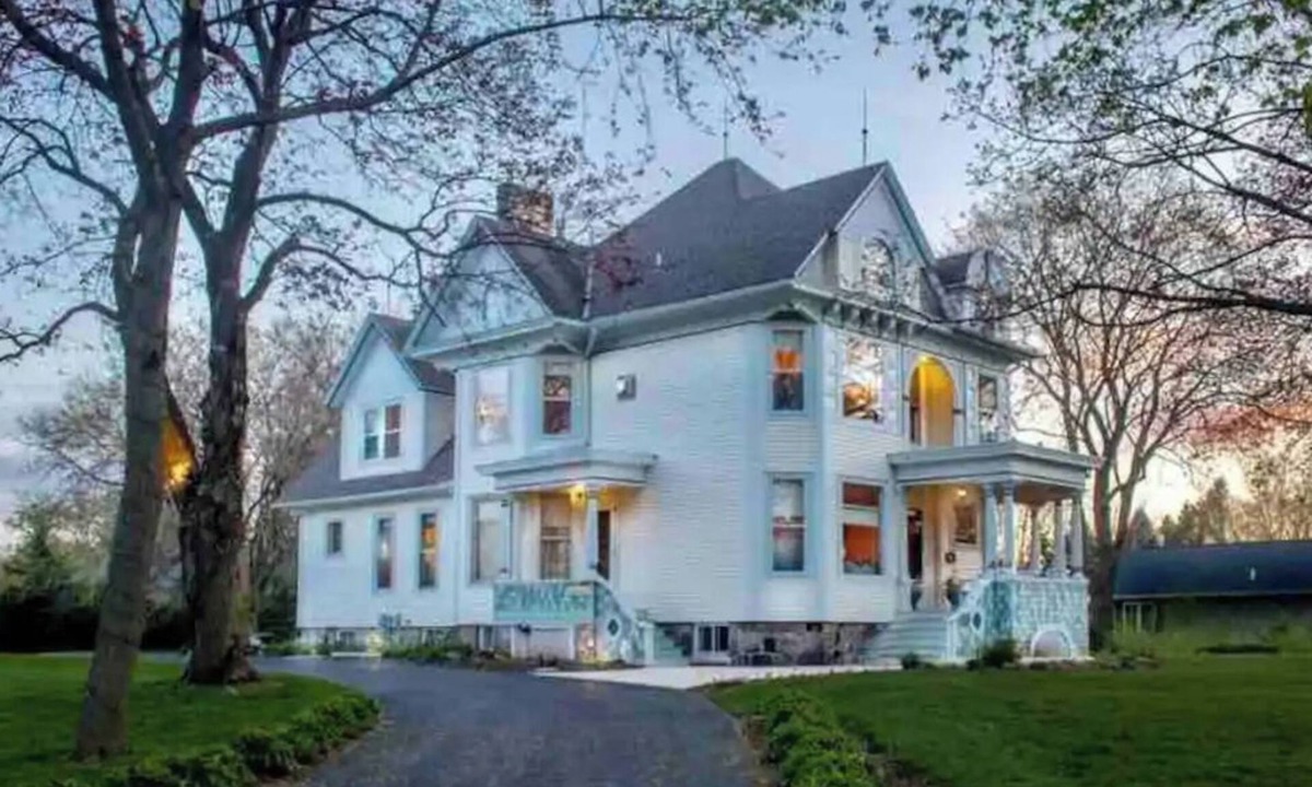 Wales House | Historic, Vintage, Classy, 11 bed, 5+ bath!