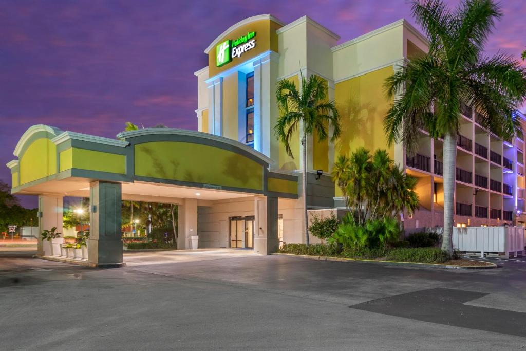 Caloosahatchee Hotel | Holiday Inn Express Cape Coral-Fort Myers Area by IHG