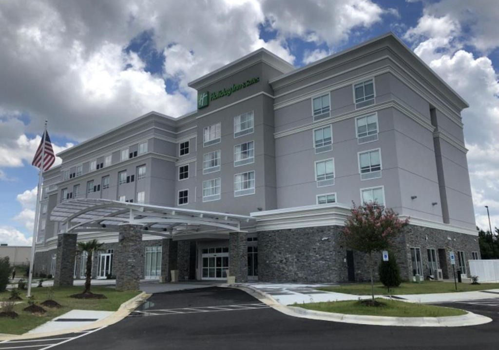 Fayetteville Hotel | Holiday Inn & Suites - Fayetteville W-Fort Bragg Area by IHG