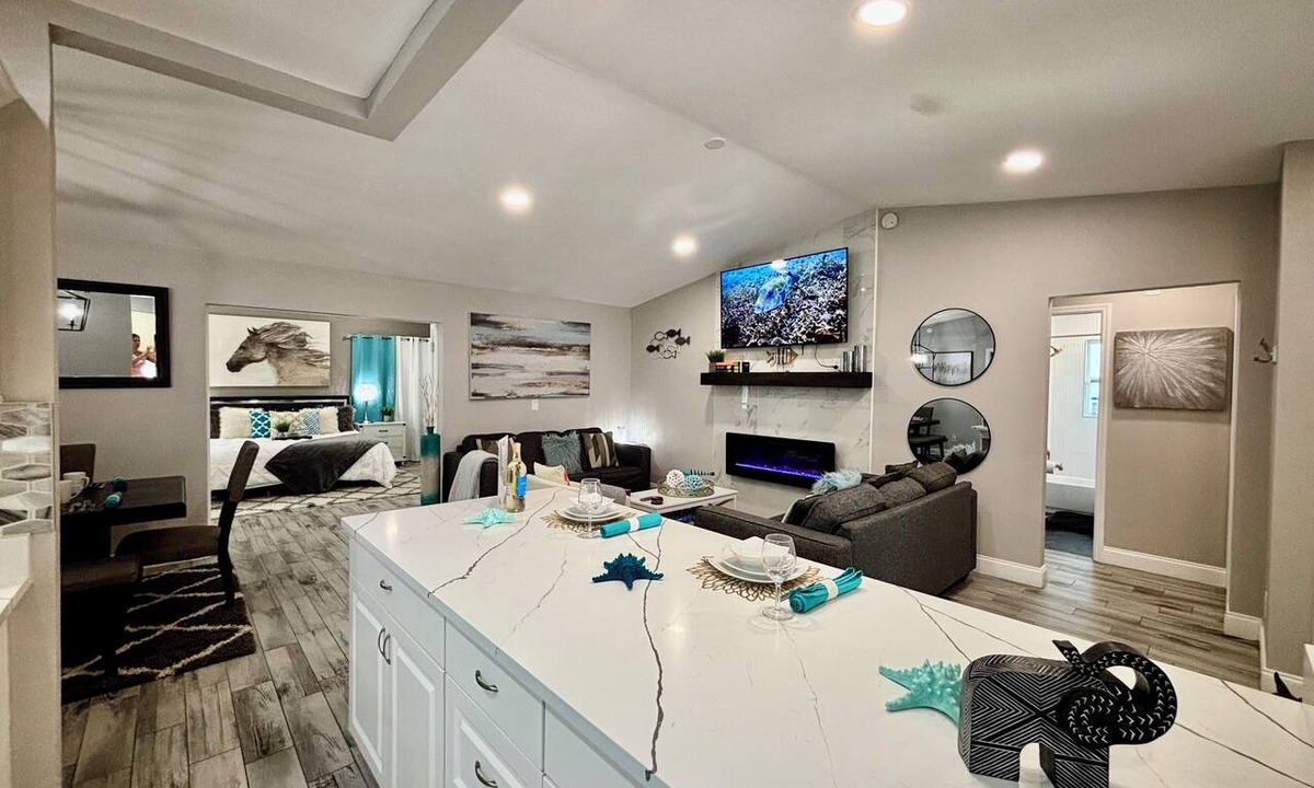 Seminole House | HOME SWEET HOME!☀️ HUGE HOT TUB. HEATED POOL! 7 miles to beach 4BD 2BA updated!