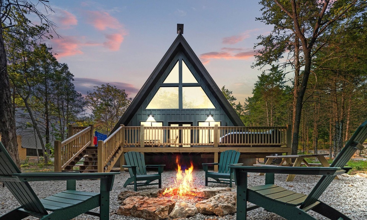 Omaha Cabin | Hot Tub| Arcade| RV Hook Up| Creek