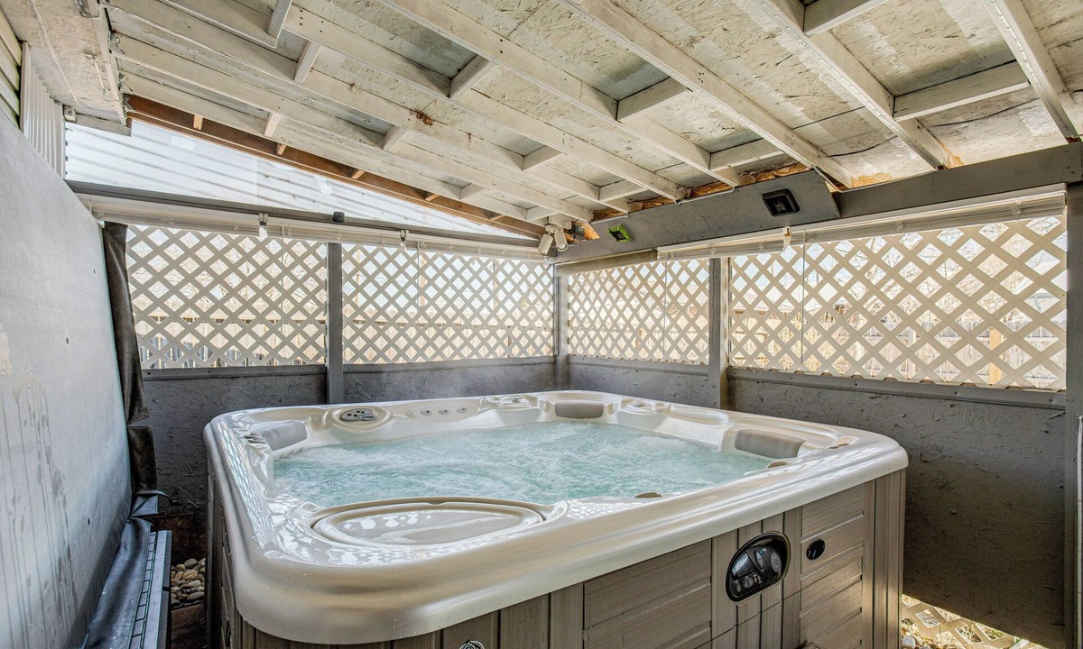 Dupont House | Hot Tub, Fire Pit! Group-Ready Stay Near Denver