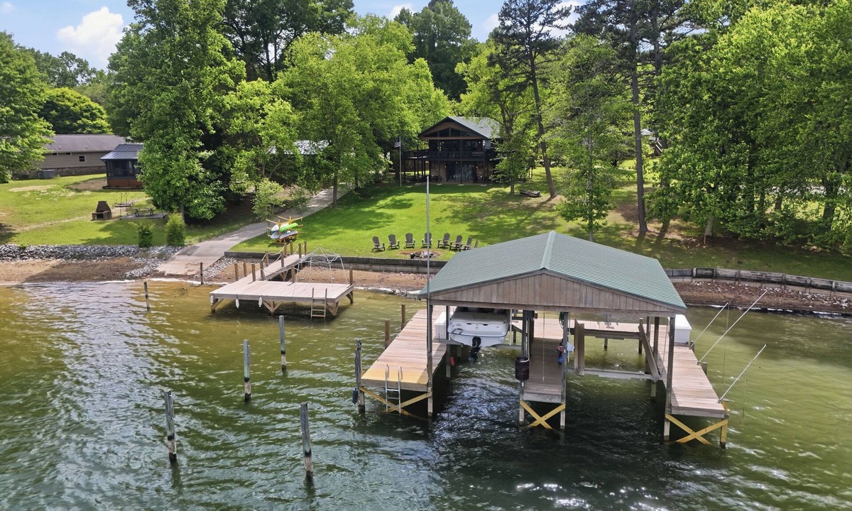 Spring City House | Iconic Waterfront Home On Watt’s Bar Lake -Sleeps 16 - PVT boat docks - Sunrise!