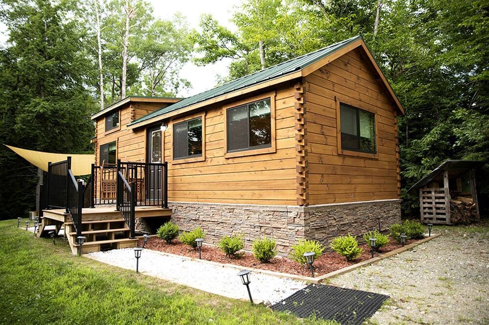 Bath Cabin | Incredible Modern Tiny Log Cabin near the Ammonoosuc River for a Romantic Getaway in New Hampshire