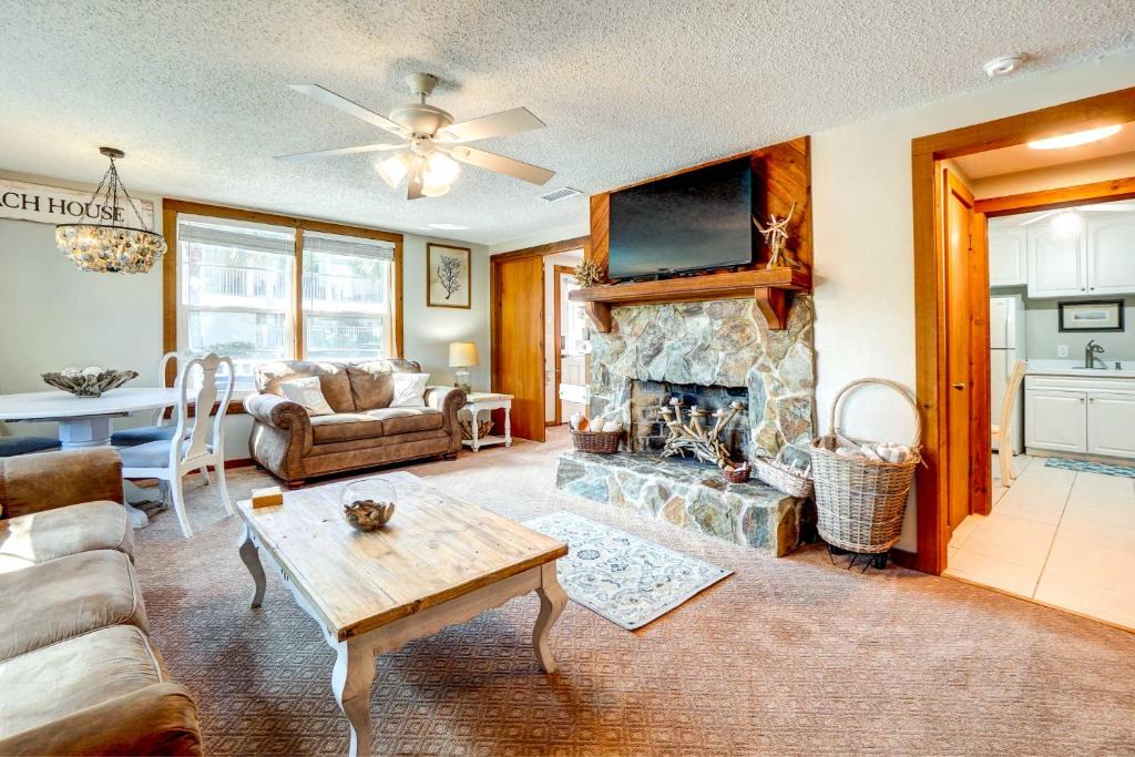 Indian Rocks Beach House | Indian Rocks Beach Cottage, Walk to Beach!