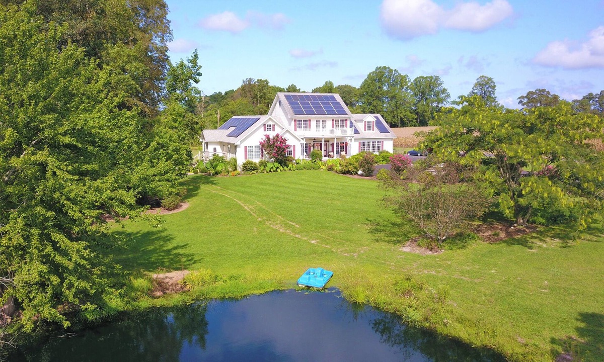 Milford Bed & Breakfast | Iona Inn 1st floor bedroom with 1 double bed and private bathroom