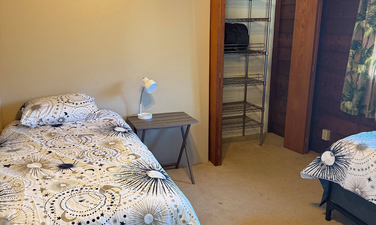 Naalehu House | Just minutes from Green Sands Beach and Volcano!
