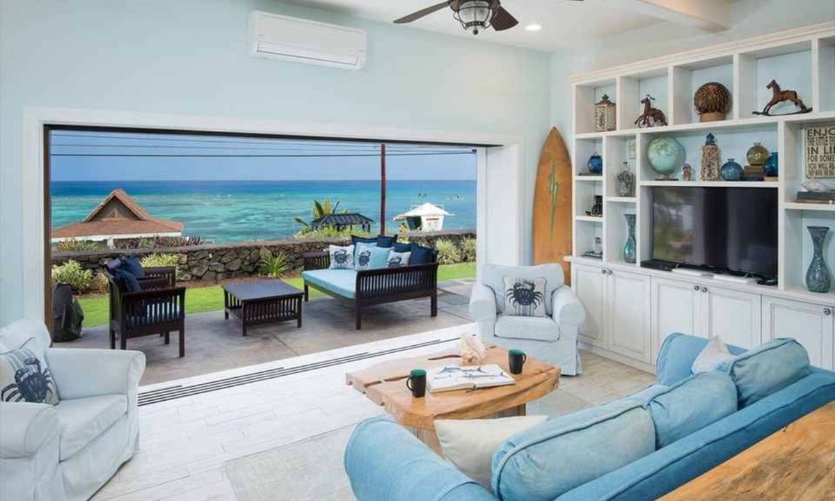 Kahaluu Bay House | Kahalu’u Surf and Snorkel Beachfront Paradise, with Hot Tub