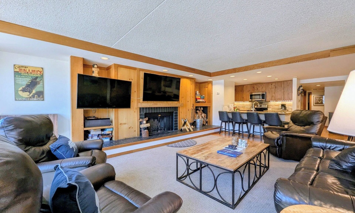 Lakeside Village Condo | Keystone Lake Stay | King Beds + Summer Fun