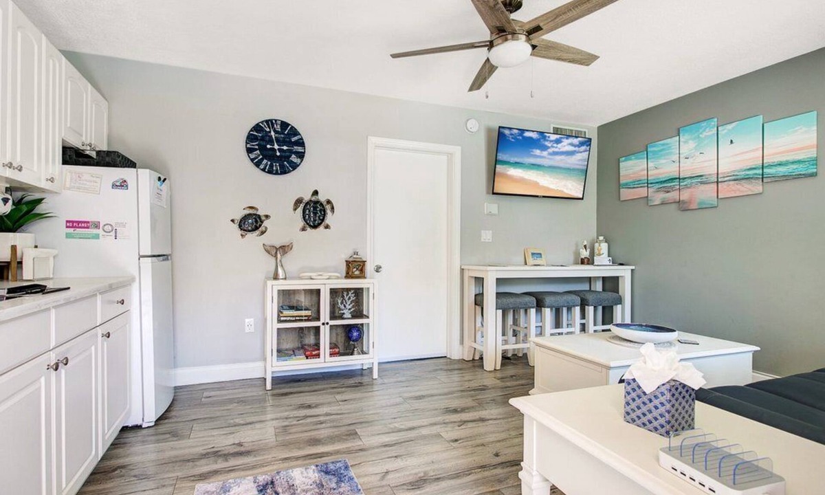 Bay Esplanade Condo | King Suite Condo with bath