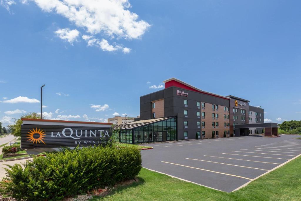 Springdale Hotel | La Quinta by Wyndham Springdale