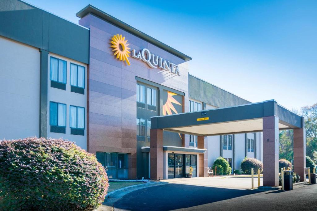 Cape Fear Hotel | La Quinta Inn & Suites by Wyndham Fayetteville I-95