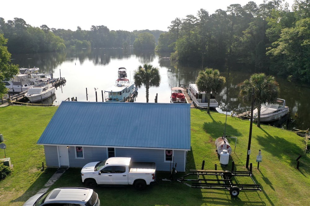 Eutawville Cabin | Lakefront Boathouse with Private Dock & Lake Views in Eutaw Springs, South Carolina