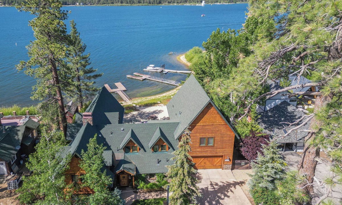 Big Bear Lake Cabin | Lakefront Estate w/Private Dock, HotTub, FirePit | Lagunita Shores by AvantStay