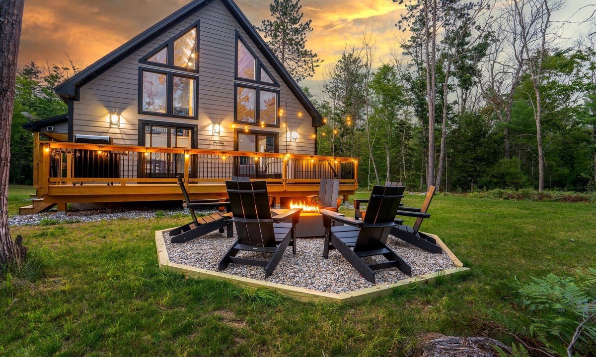 Bethel House | Large Trendy Chalet, HotTub, Sleeps 14, Arcade!