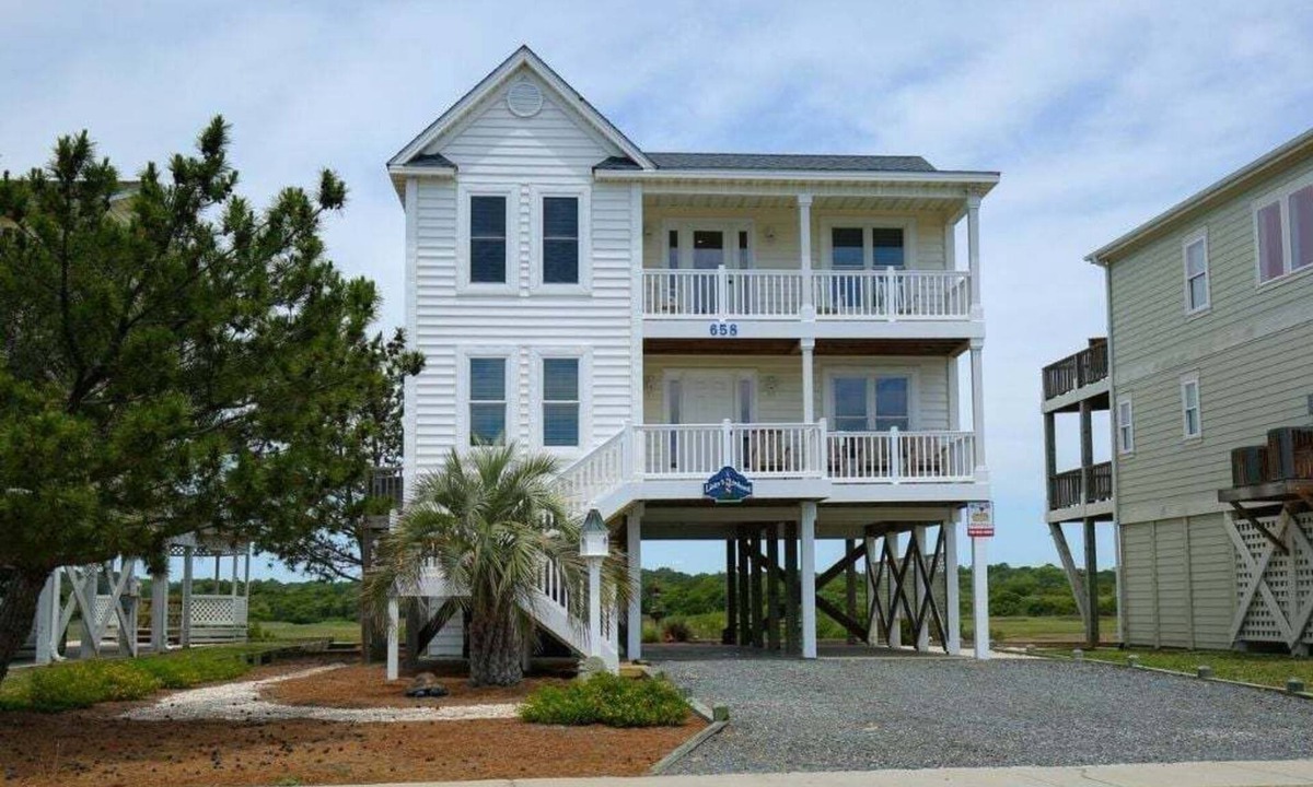 Holden Beach House | Libby's Lookout: Spacious 4-bedroom retreat near the beach in Holden Beach, NC.