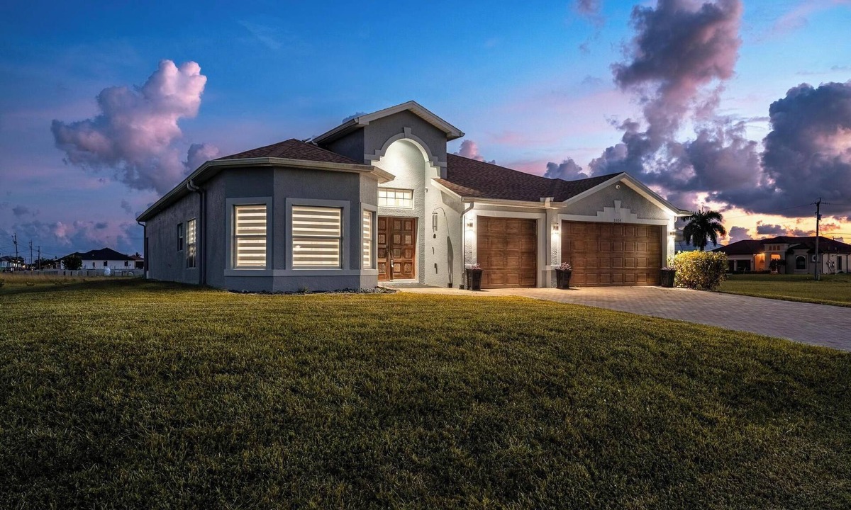 Burnt Store House | Live in luxury on your vacation. Massive 2600sqft of privacy and tranquility.