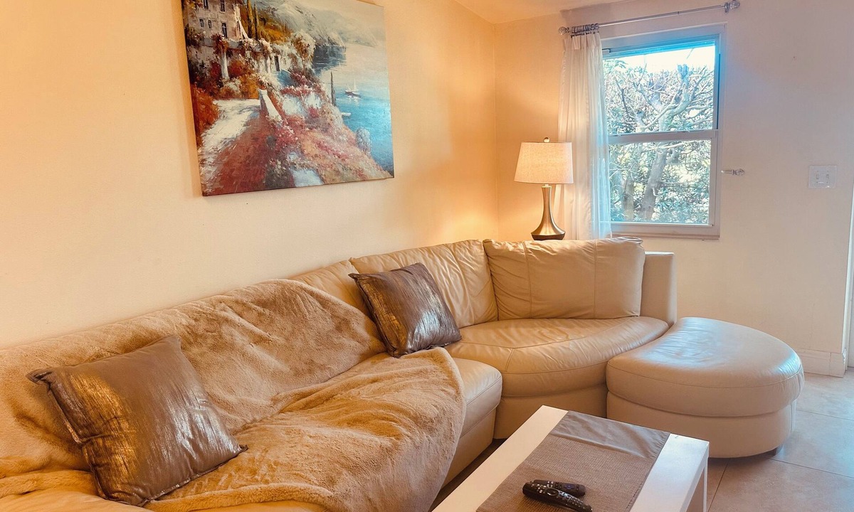 Gulf Gate Estates House | Location! 10 minutes drive to Siesta Beach
