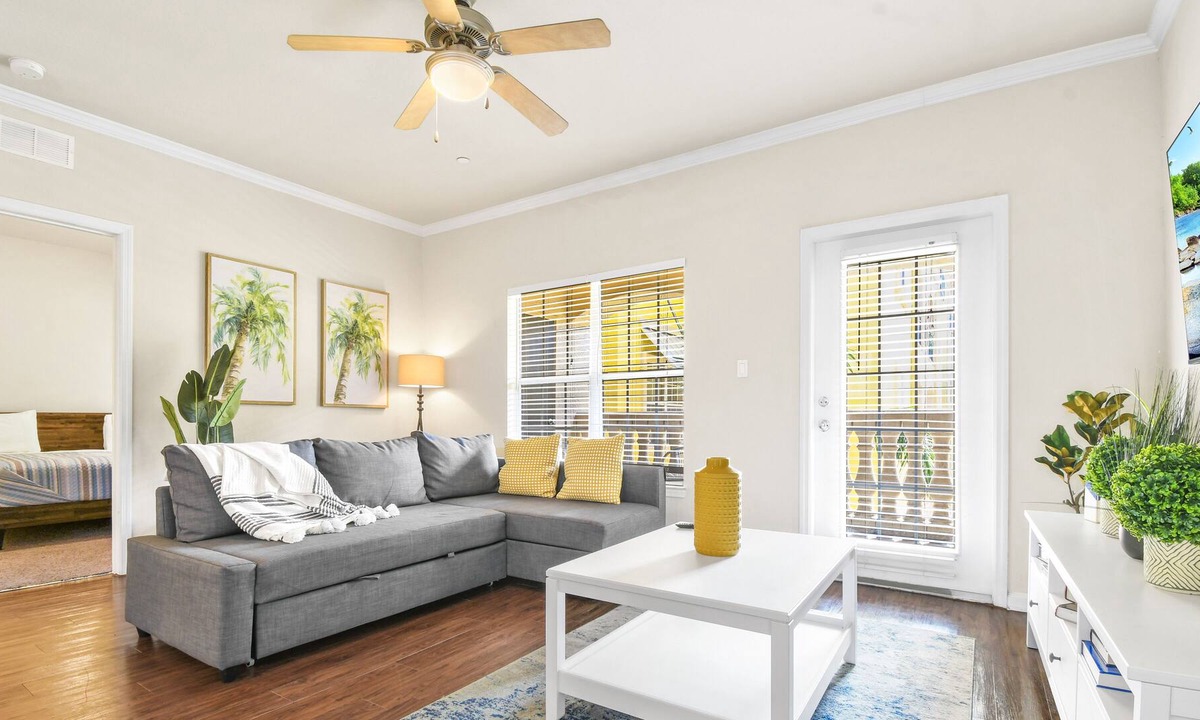 Port Tampa City Apartment | Lovely 2BD-2.5BR/ King Beds/2 desk/Pool/Central