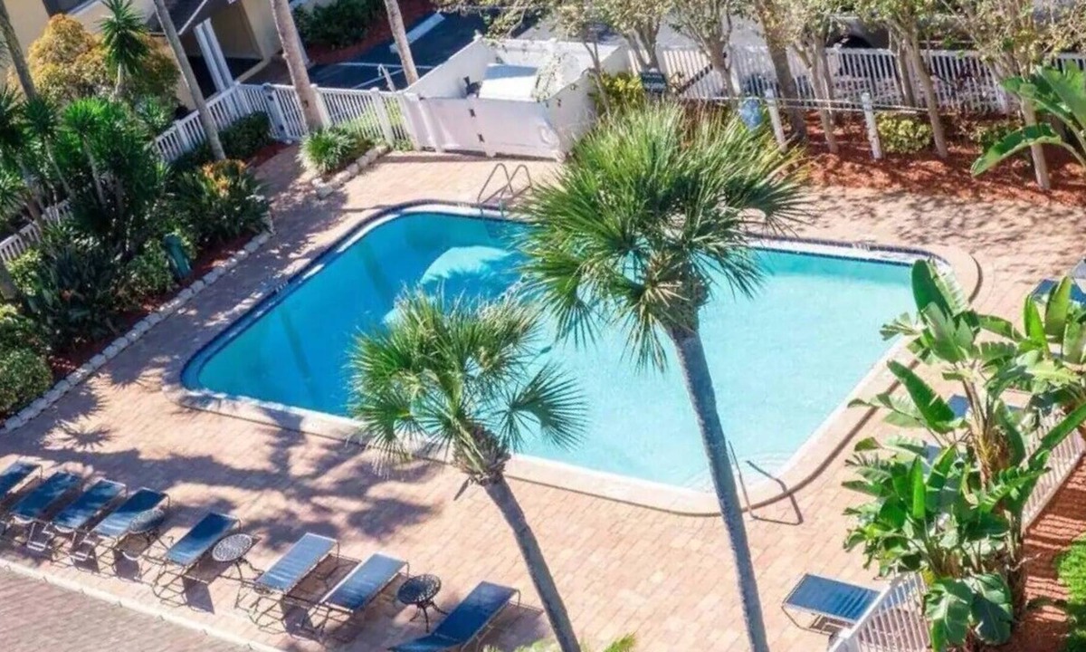 Anona Condo | Lovely condo with pool close to Indian Rocks and Clearwater Beach
