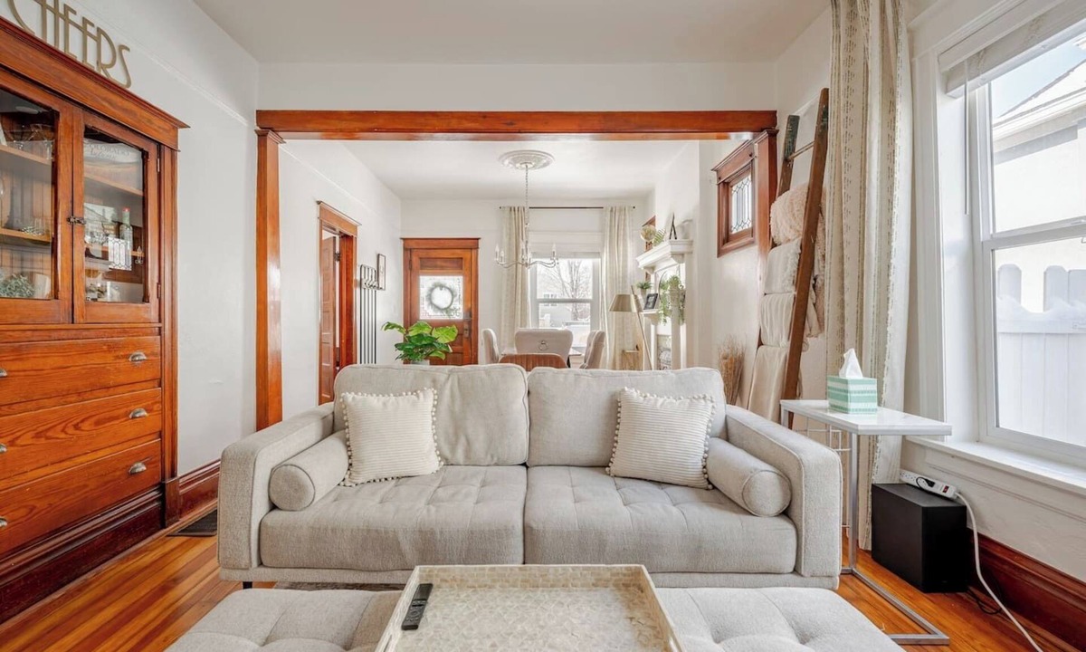 Sunnyside House | Lux Sunnyside 2B/2B Loaded w Creature Comforts