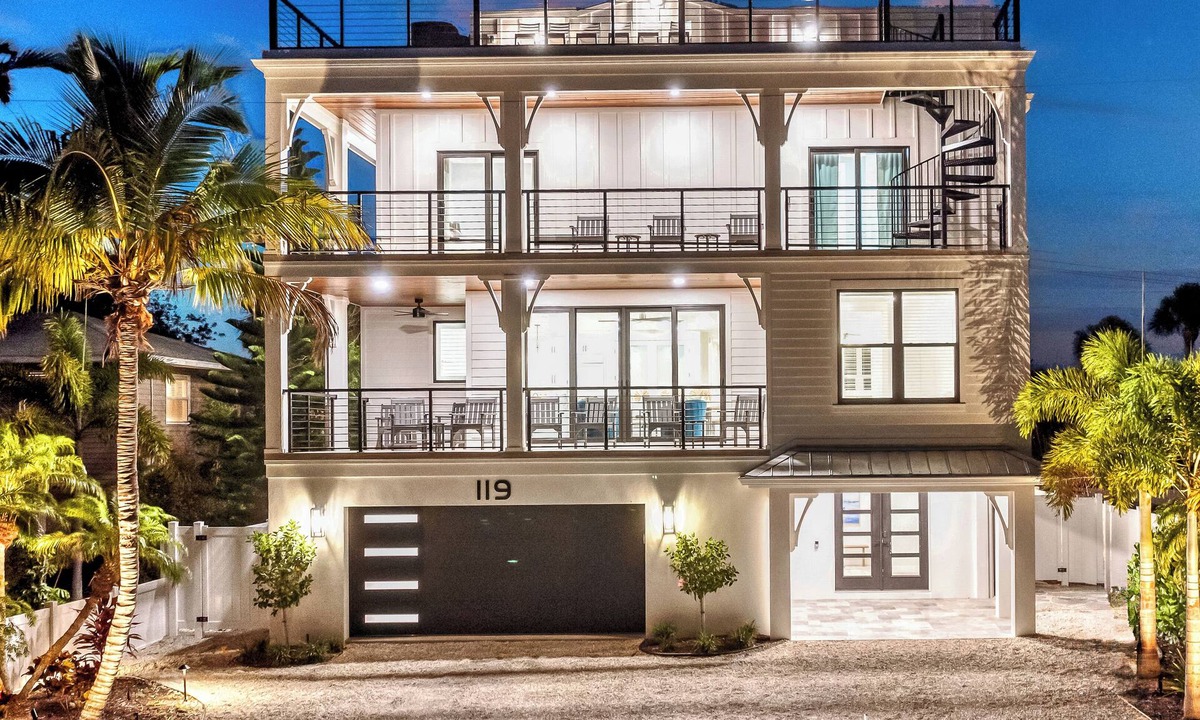 Siesta Key Village House | Luxe Lagoon | Located in SK Village! Private Pool & Spa, Rooftop, Pet Friendly 🏝️☀️🐶