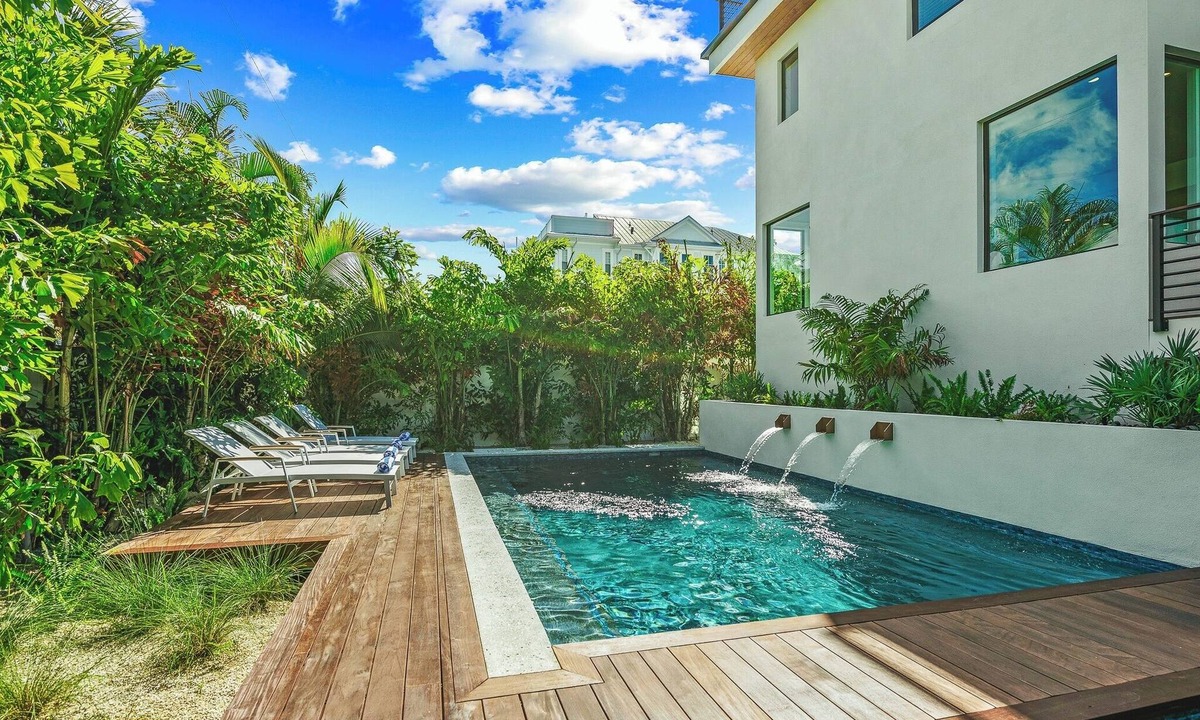 Sarasota House | Luxurious 6 Bedroom House with Rooftop Deck, Pool & Spa, Steps to Lido Beach