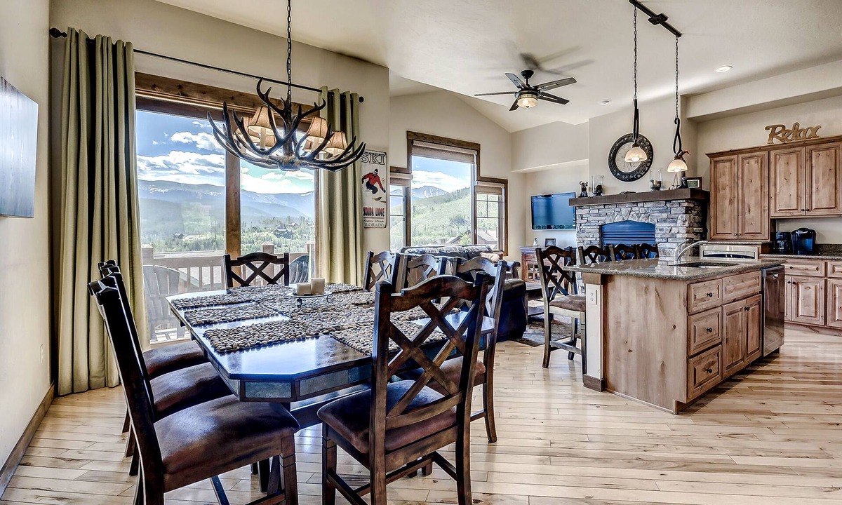 Bear Crossing House | Luxurious Double Master Suites, Stunning Mountain View, Hot Tub & WiFi!