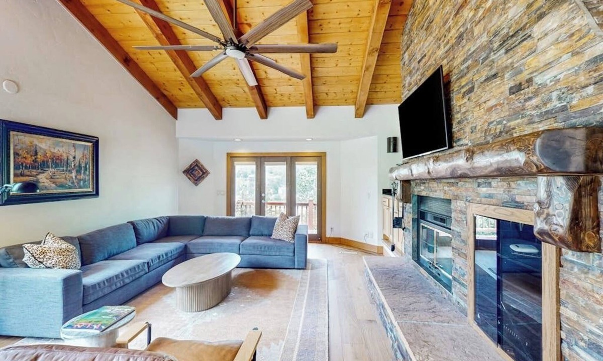 Highland Meadows House | Luxurious Retreat w/Mountain-View Double Deck, Central AC & Two-Sided Fireplace