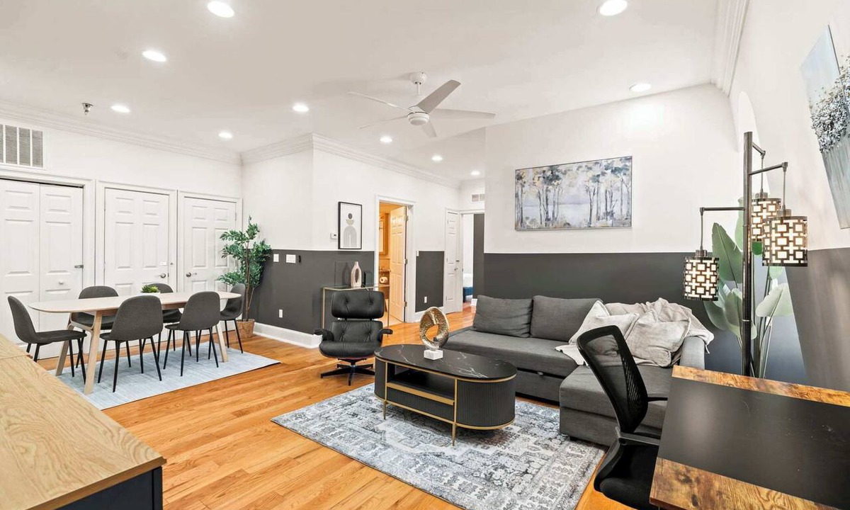 Old City Apartment | Luxury 4BD Home Sleeps 10 | by Independence Hall
