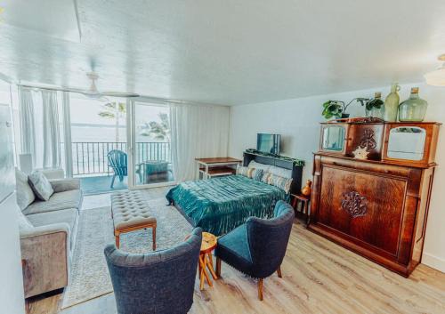 Punaluu House | Luxury Beachfront Condo