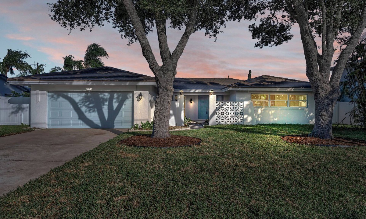 Harbor Hills House | Luxury Modern Home - 8 minutes from the Beach