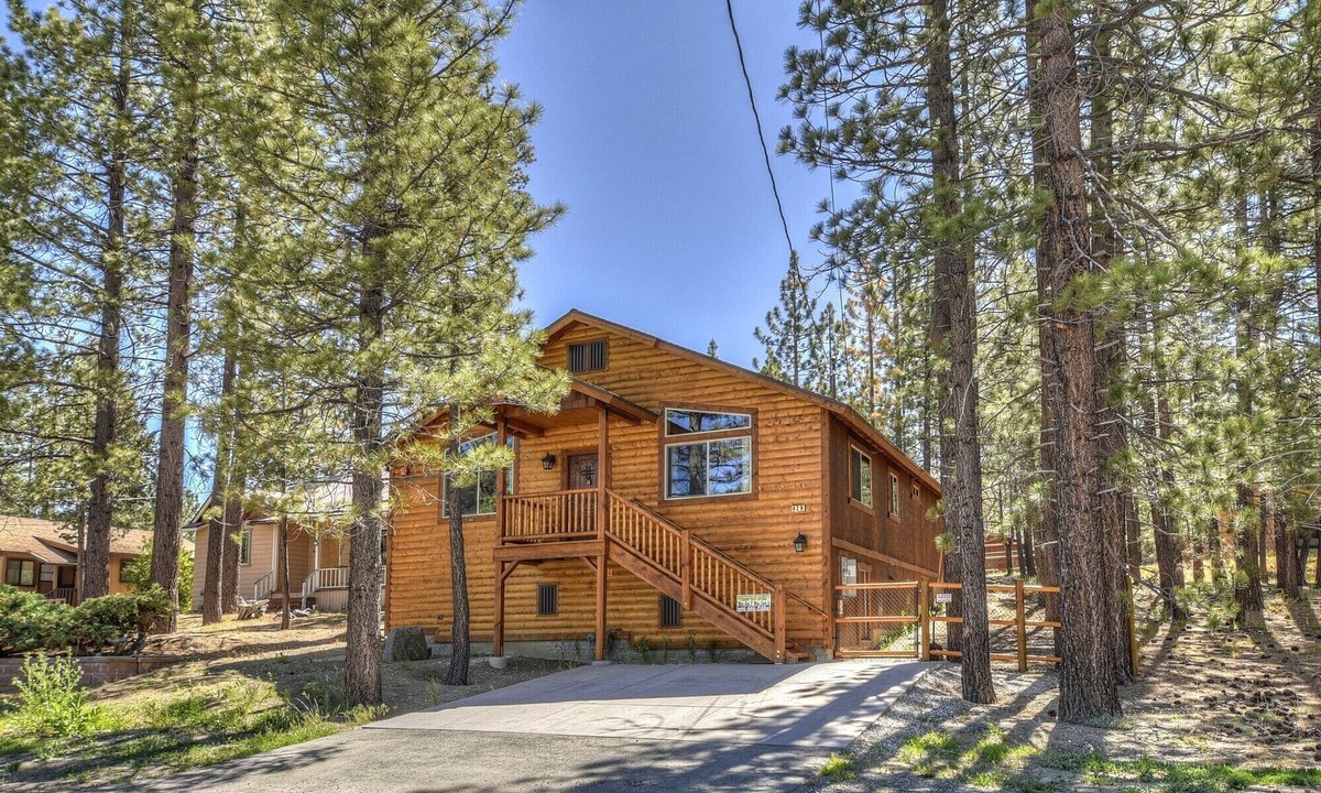 Big Bear Lake Cabin | Luxury! Walk to Meadow Park & the Lake! Near Snow Summit! Foosball Table! Hot Tub!