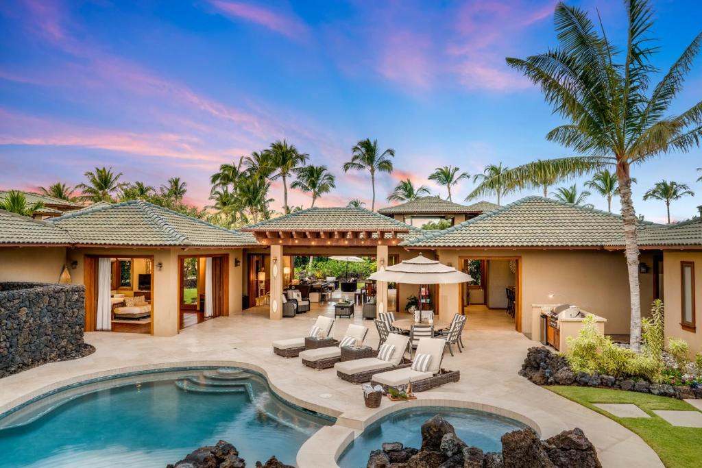 Kamuela House | Mauna Lani Luxury Retreat with Private Beach Club, Heated Pool and Spa, Gazebo, Volcano Views, Golf Cart and E-Bikes for Island Adventures