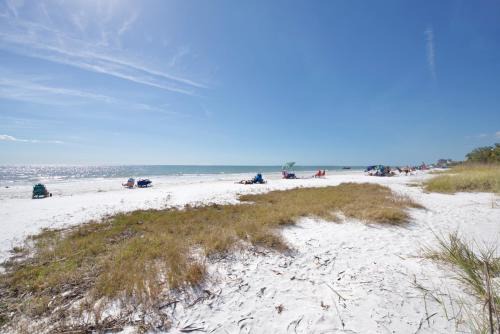 Fort Myers Beach House | Mod Cottage by Sun Palace Vacations