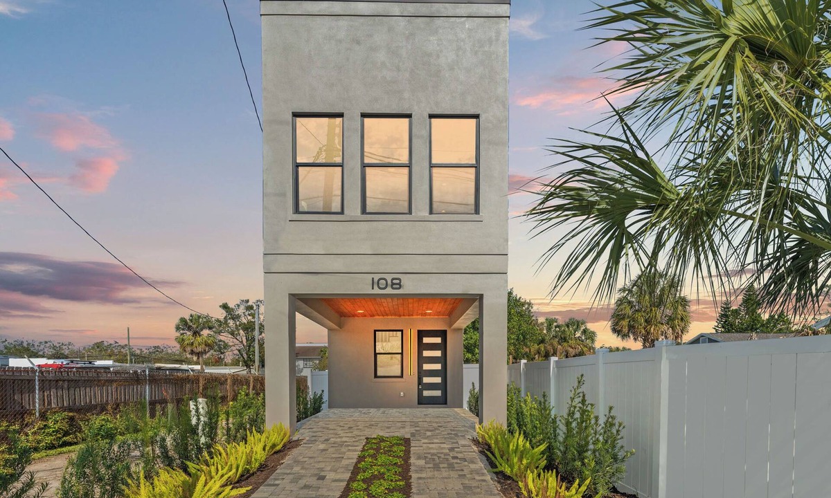 South Seminole Heights House | Modern 2-bedroom Tiny house in Tampa, close to Downtown, Stadiums, and Arena!