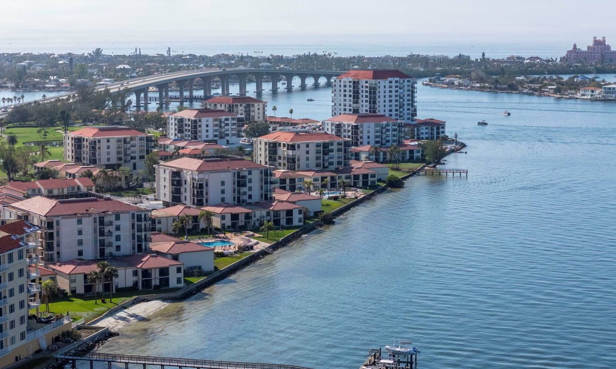 Casa del Mar Condo | Modern Condo with Private Beach Ground Floor in Isla del Sol .St Petersburg.