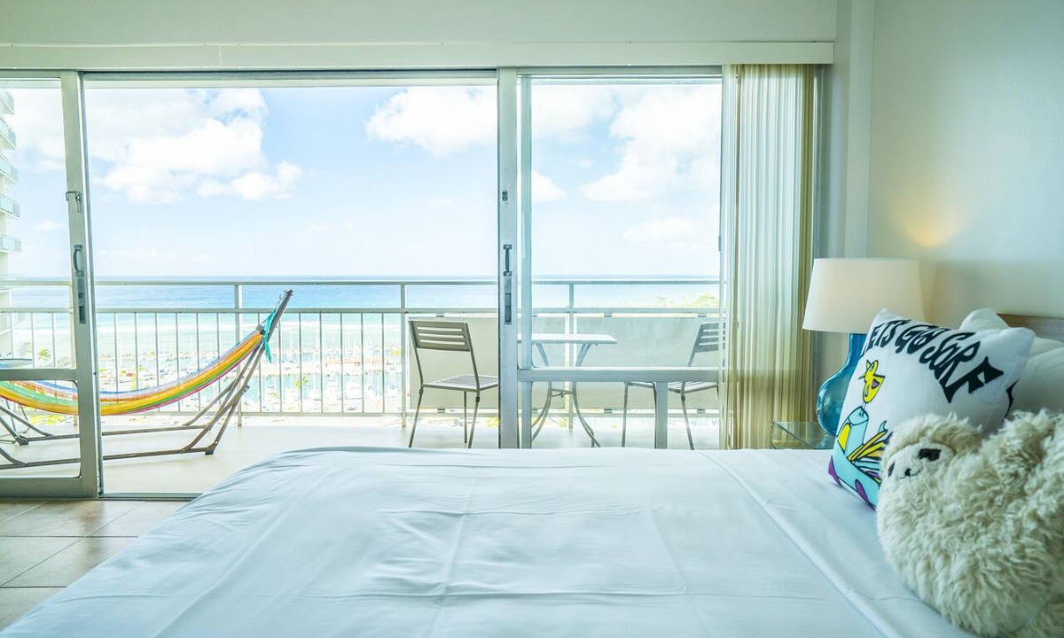 Waikiki Condo | Modern Ilikai 16th floor Harbor Studio - Surfing, Sunset & & Yacht Views!