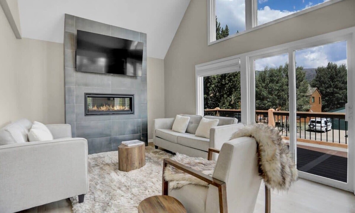 Willow Creek Highlands House | Modern Mountainside Sanctuary