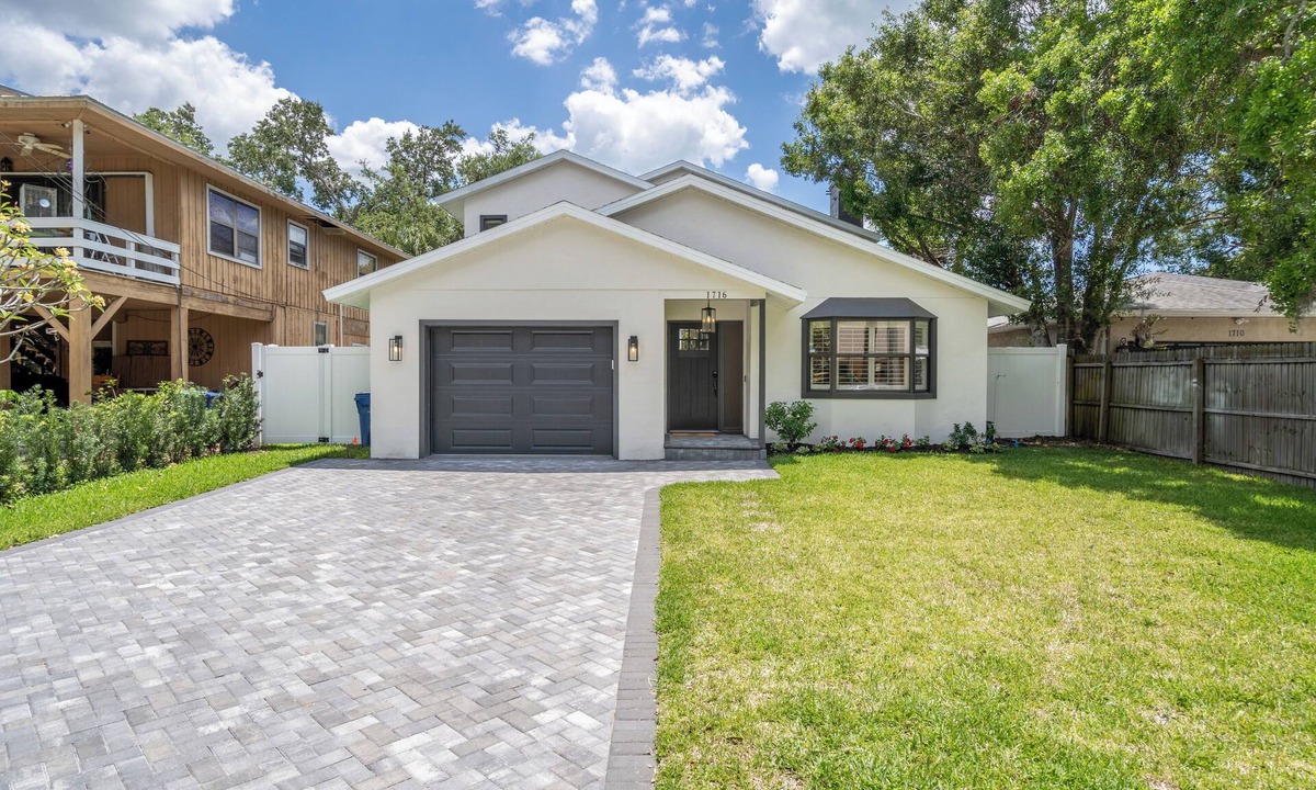 Vamo House | Mova Manor- 4/3 balcony overlooks private backyard